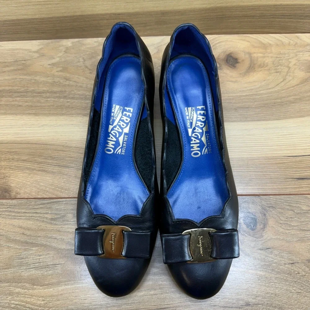 Salvatore Ferragamo Vara‎ Shell Pumps 7 D Black Leather Scalloped Low Heel